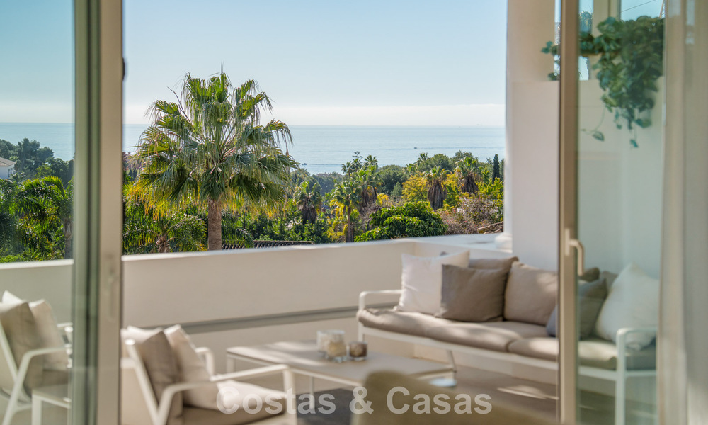 Exclusivo ático dúplex con interior moderno y luminoso en venta en un complejo cerrado en la Milla de Oro, Marbella 796418