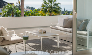 Exclusivo ático dúplex con interior moderno y luminoso en venta en un complejo cerrado en la Milla de Oro, Marbella 796419 