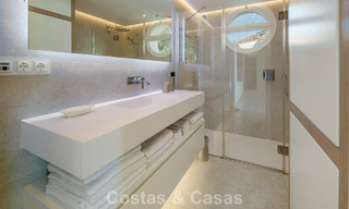 Exclusivo ático dúplex con interior moderno y luminoso en venta en un complejo cerrado en la Milla de Oro, Marbella 796420 