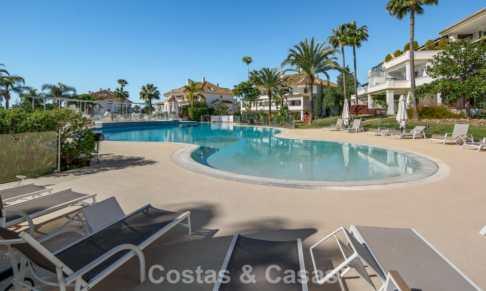 Exclusivo ático dúplex con interior moderno y luminoso en venta en un complejo cerrado en la Milla de Oro, Marbella 796421