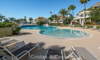 Exclusivo ático dúplex con interior moderno y luminoso en venta en un complejo cerrado en la Milla de Oro, Marbella 796421 