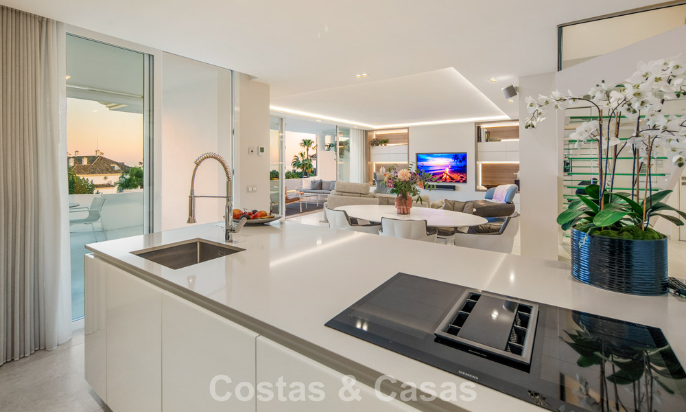 Exclusivo ático dúplex con interior moderno y luminoso en venta en un complejo cerrado en la Milla de Oro, Marbella 796422