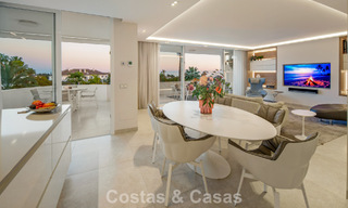 Exclusivo ático dúplex con interior moderno y luminoso en venta en un complejo cerrado en la Milla de Oro, Marbella 796424 