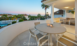 Exclusivo ático dúplex con interior moderno y luminoso en venta en un complejo cerrado en la Milla de Oro, Marbella 796425 