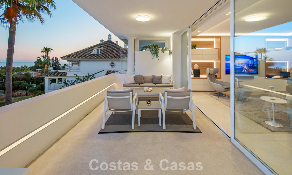 Exclusivo ático dúplex con interior moderno y luminoso en venta en un complejo cerrado en la Milla de Oro, Marbella 796426