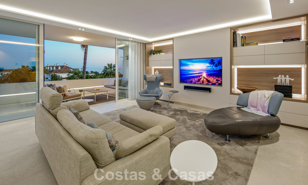 Exclusivo ático dúplex con interior moderno y luminoso en venta en un complejo cerrado en la Milla de Oro, Marbella 796427