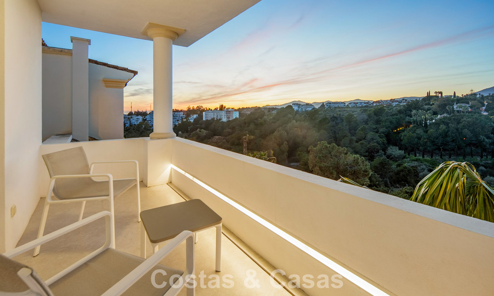 Exclusivo ático dúplex con interior moderno y luminoso en venta en un complejo cerrado en la Milla de Oro, Marbella 796429