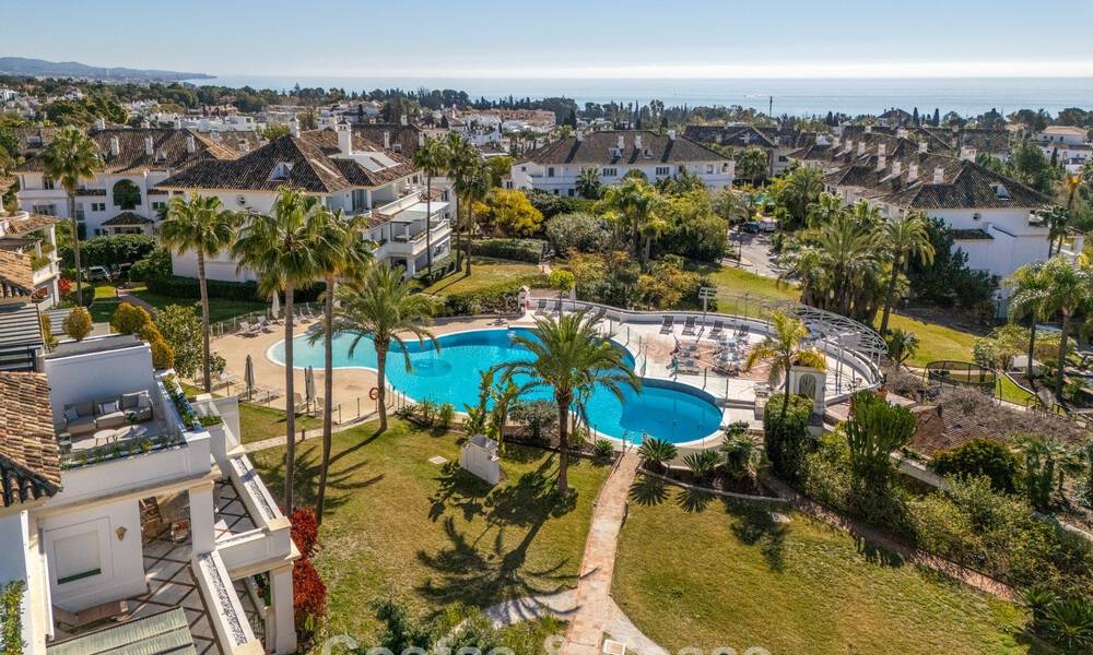 Exclusivo ático dúplex con interior moderno y luminoso en venta en un complejo cerrado en la Milla de Oro, Marbella 796430