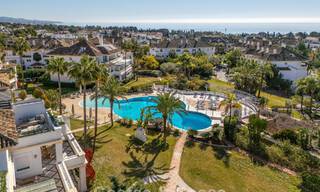 Exclusivo ático dúplex con interior moderno y luminoso en venta en un complejo cerrado en la Milla de Oro, Marbella 796430 