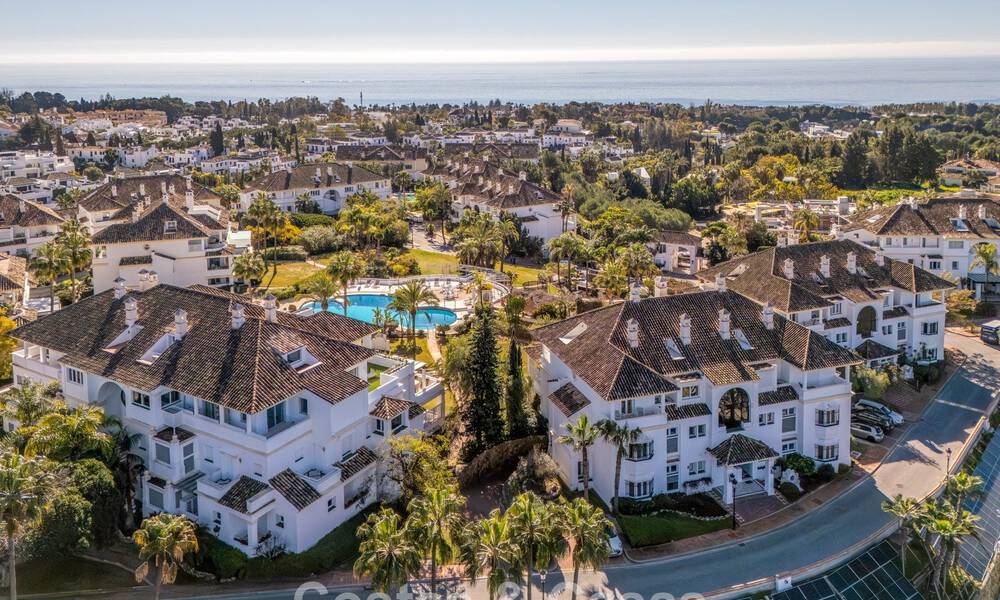 Exclusivo ático dúplex con interior moderno y luminoso en venta en un complejo cerrado en la Milla de Oro, Marbella 796431