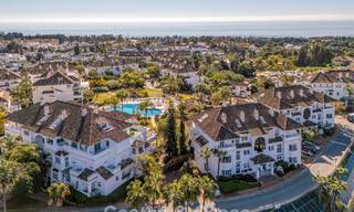 Exclusivo ático dúplex con interior moderno y luminoso en venta en un complejo cerrado en la Milla de Oro, Marbella 796431 