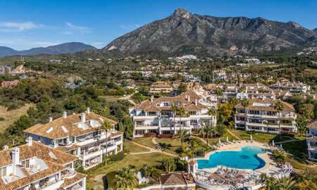 Exclusivo ático dúplex con interior moderno y luminoso en venta en un complejo cerrado en la Milla de Oro, Marbella 796432