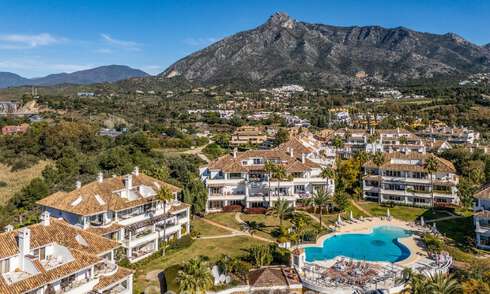 Exclusivo ático dúplex con interior moderno y luminoso en venta en un complejo cerrado en la Milla de Oro, Marbella 796432