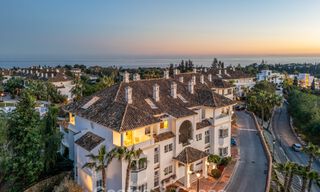 Exclusivo ático dúplex con interior moderno y luminoso en venta en un complejo cerrado en la Milla de Oro, Marbella 796433 