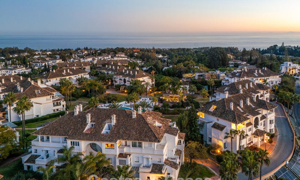 Exclusivo ático dúplex con interior moderno y luminoso en venta en un complejo cerrado en la Milla de Oro, Marbella 796434