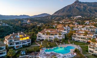 Exclusivo ático dúplex con interior moderno y luminoso en venta en un complejo cerrado en la Milla de Oro, Marbella 796436 