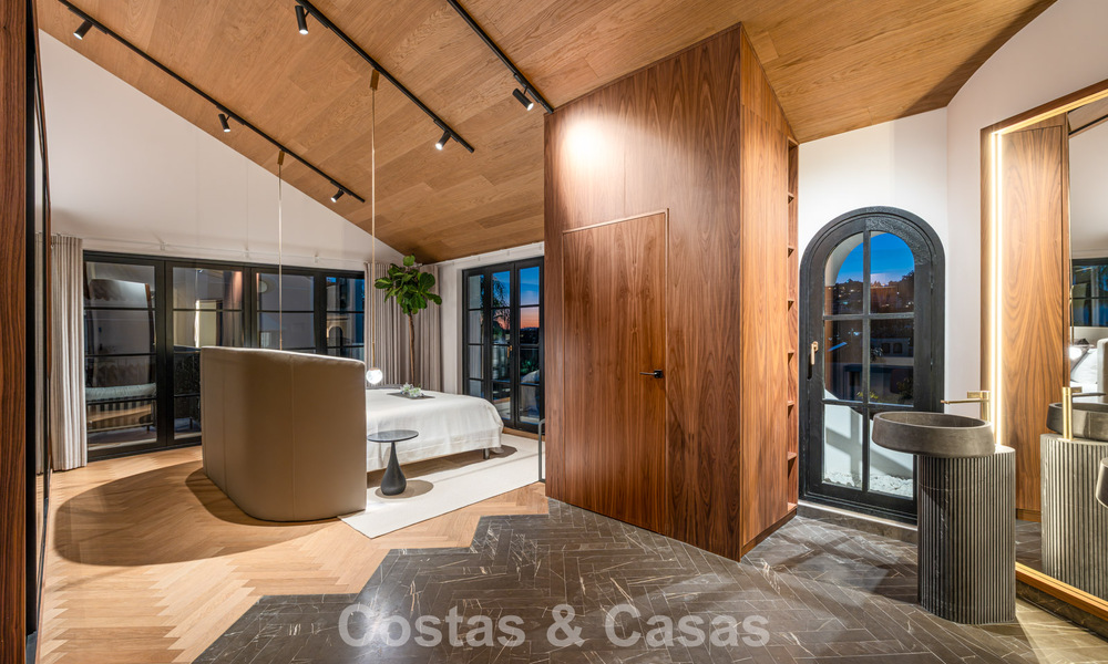 Villa arquitectónica exclusiva con vistas panorámicas al golf y al mar en venta en Nueva Andalucía, Marbella 796345