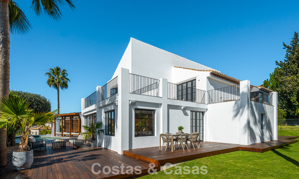 Villa arquitectónica exclusiva con vistas panorámicas al golf y al mar en venta en Nueva Andalucía, Marbella 796347
