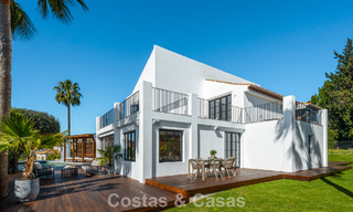 Villa arquitectónica exclusiva con vistas panorámicas al golf y al mar en venta en Nueva Andalucía, Marbella 796347 