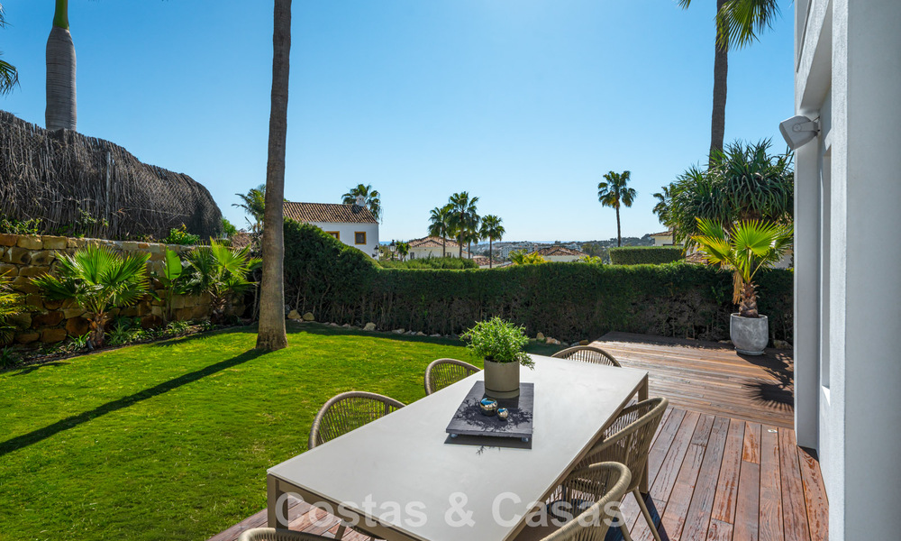 Villa arquitectónica exclusiva con vistas panorámicas al golf y al mar en venta en Nueva Andalucía, Marbella 796348