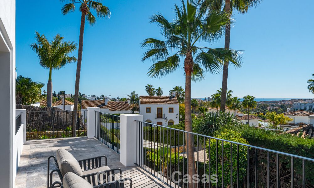 Villa arquitectónica exclusiva con vistas panorámicas al golf y al mar en venta en Nueva Andalucía, Marbella 796350