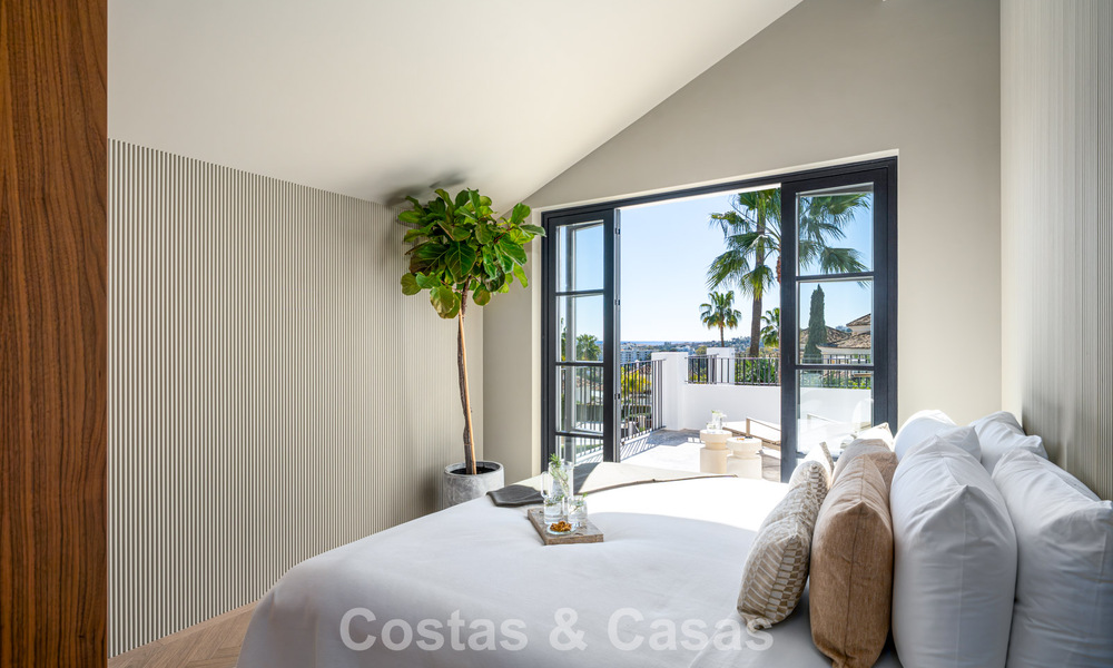 Villa arquitectónica exclusiva con vistas panorámicas al golf y al mar en venta en Nueva Andalucía, Marbella 796351