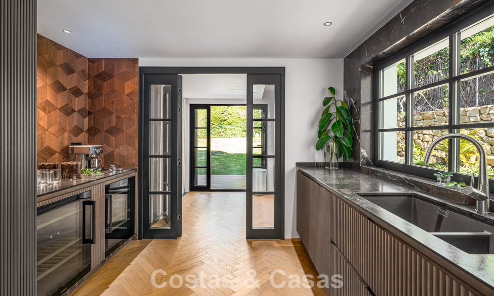 Villa arquitectónica exclusiva con vistas panorámicas al golf y al mar en venta en Nueva Andalucía, Marbella 796353