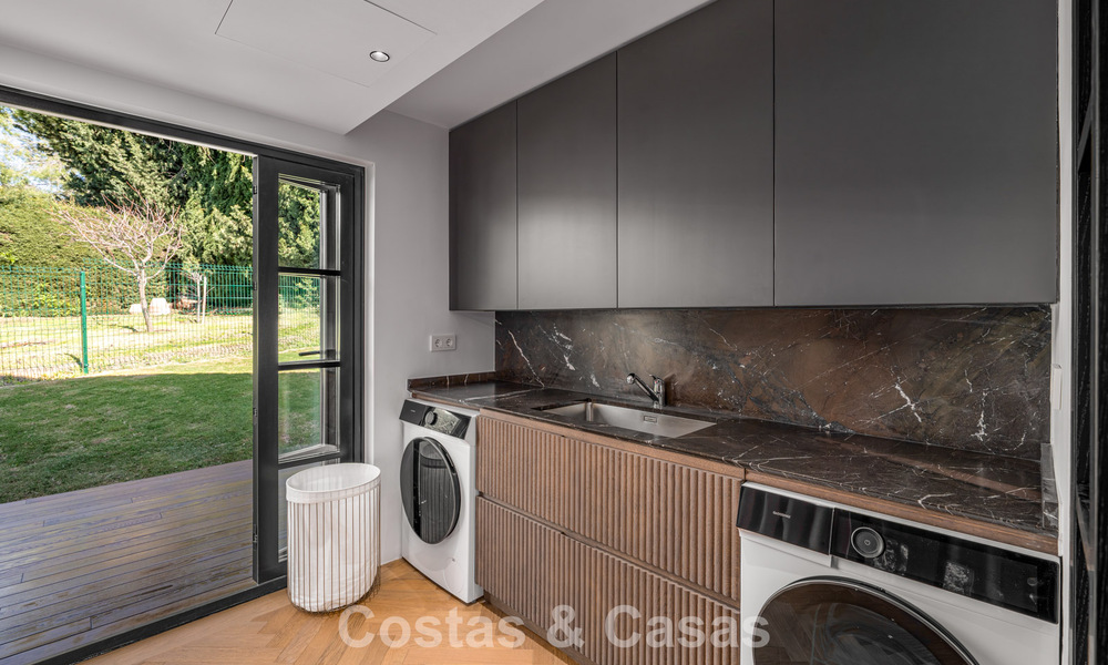 Villa arquitectónica exclusiva con vistas panorámicas al golf y al mar en venta en Nueva Andalucía, Marbella 796354