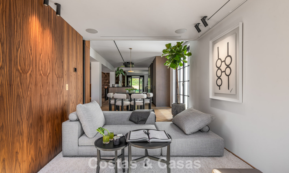 Villa arquitectónica exclusiva con vistas panorámicas al golf y al mar en venta en Nueva Andalucía, Marbella 796356