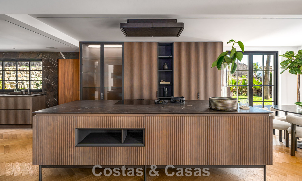 Villa arquitectónica exclusiva con vistas panorámicas al golf y al mar en venta en Nueva Andalucía, Marbella 796358