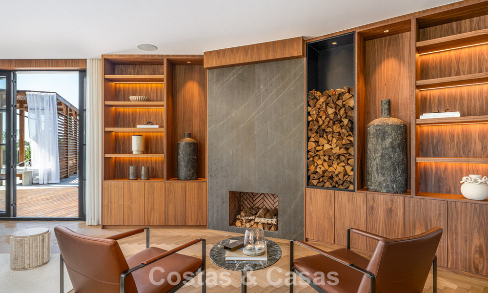 Villa arquitectónica exclusiva con vistas panorámicas al golf y al mar en venta en Nueva Andalucía, Marbella 796359