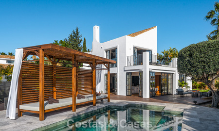 Villa arquitectónica exclusiva con vistas panorámicas al golf y al mar en venta en Nueva Andalucía, Marbella 796360