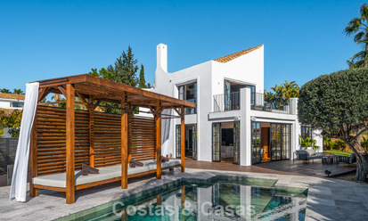 Villa arquitectónica exclusiva con vistas panorámicas al golf y al mar en venta en Nueva Andalucía, Marbella 796360