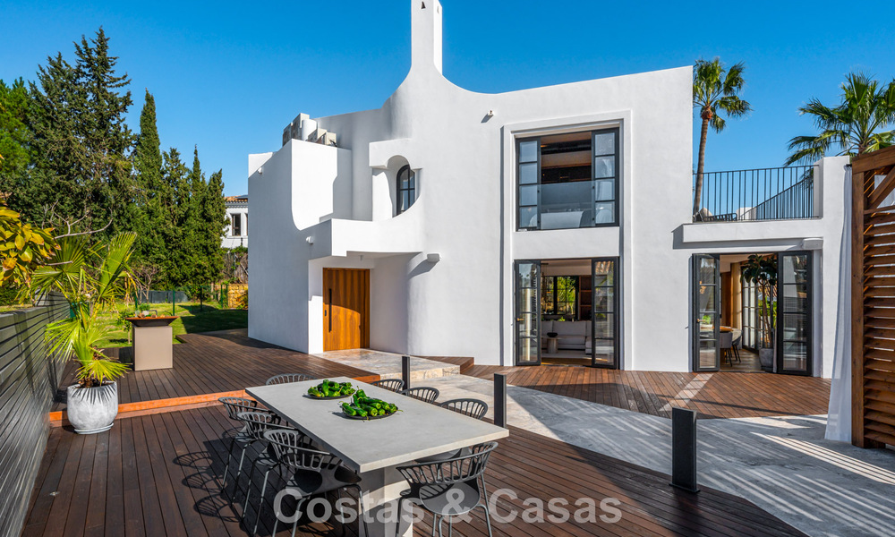 Villa arquitectónica exclusiva con vistas panorámicas al golf y al mar en venta en Nueva Andalucía, Marbella 796361