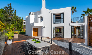Villa arquitectónica exclusiva con vistas panorámicas al golf y al mar en venta en Nueva Andalucía, Marbella 796361 