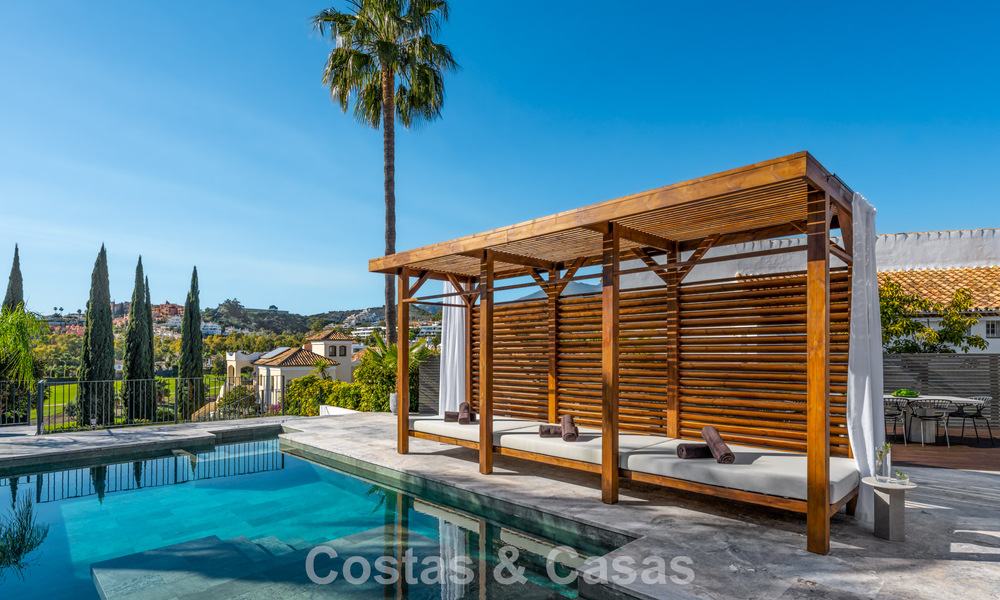 Villa arquitectónica exclusiva con vistas panorámicas al golf y al mar en venta en Nueva Andalucía, Marbella 796363