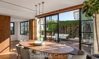 Villa arquitectónica exclusiva con vistas panorámicas al golf y al mar en venta en Nueva Andalucía, Marbella 796365 