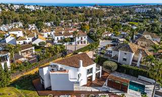 Villa arquitectónica exclusiva con vistas panorámicas al golf y al mar en venta en Nueva Andalucía, Marbella 796369 