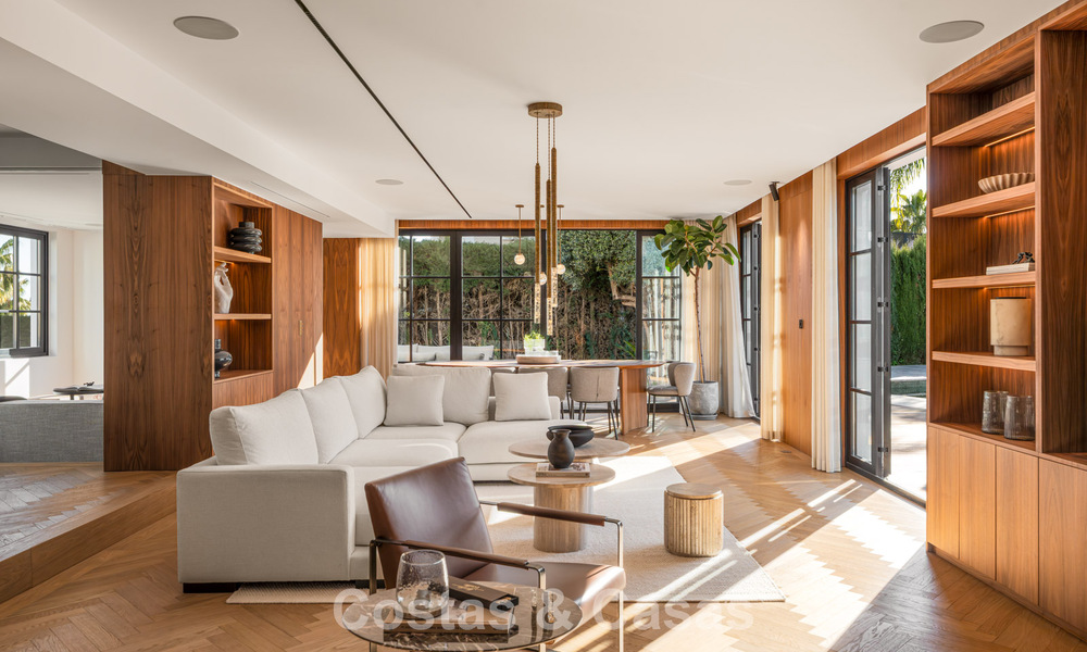 Villa arquitectónica exclusiva con vistas panorámicas al golf y al mar en venta en Nueva Andalucía, Marbella 796373