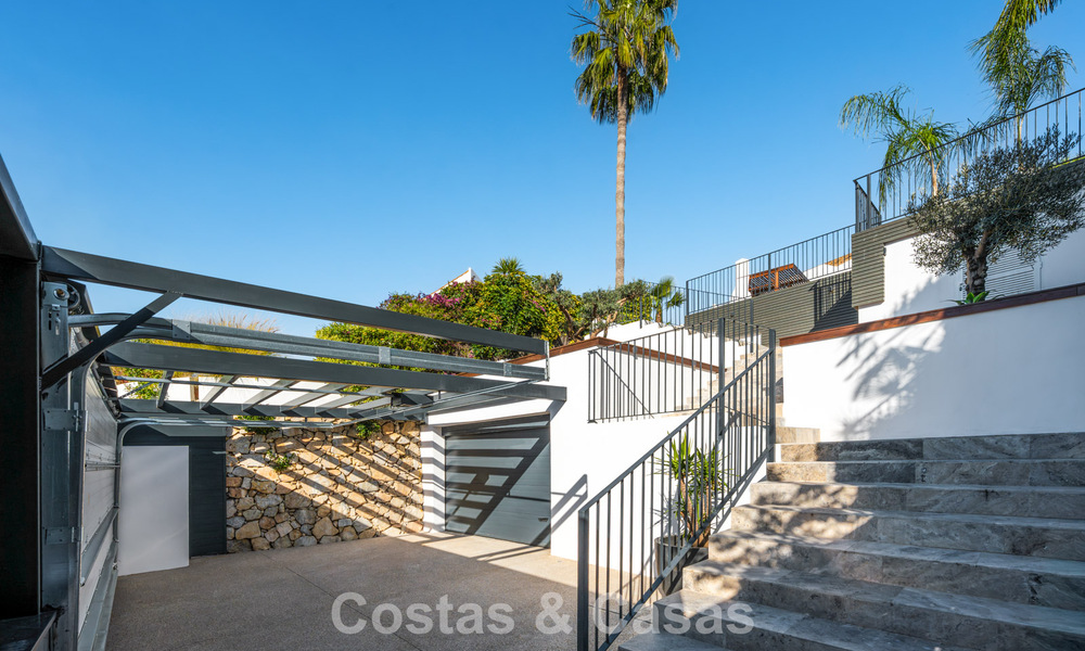 Villa arquitectónica exclusiva con vistas panorámicas al golf y al mar en venta en Nueva Andalucía, Marbella 796374