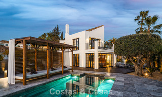 Villa arquitectónica exclusiva con vistas panorámicas al golf y al mar en venta en Nueva Andalucía, Marbella 796377 