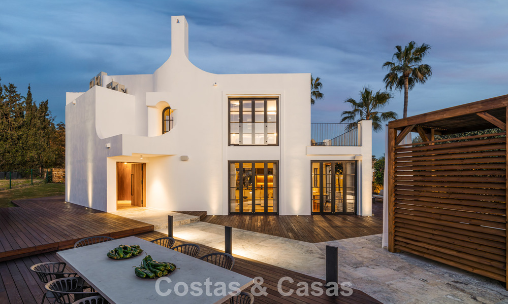 Villa arquitectónica exclusiva con vistas panorámicas al golf y al mar en venta en Nueva Andalucía, Marbella 796378