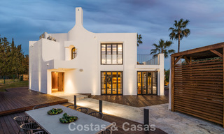 Villa arquitectónica exclusiva con vistas panorámicas al golf y al mar en venta en Nueva Andalucía, Marbella 796378 