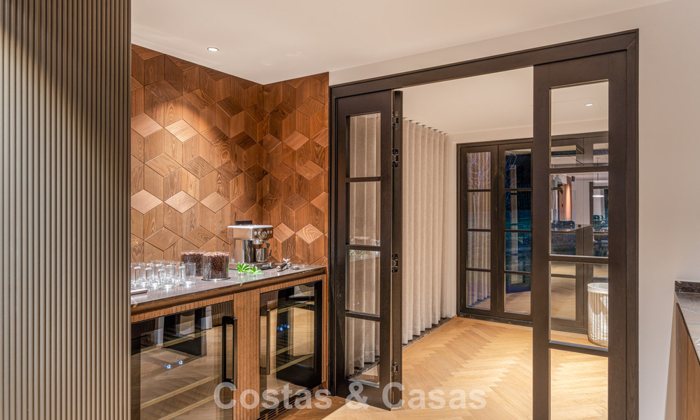 Villa arquitectónica exclusiva con vistas panorámicas al golf y al mar en venta en Nueva Andalucía, Marbella 796380