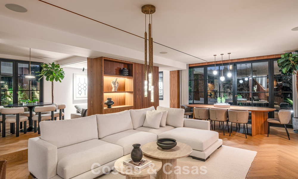 Villa arquitectónica exclusiva con vistas panorámicas al golf y al mar en venta en Nueva Andalucía, Marbella 796383