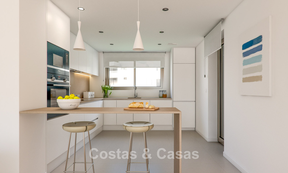 Apartamentos contemporáneos de lujo con vistas al mar en venta en un nuevo complejo entre Marbella y Sotogrande, Costa del Sol 796315