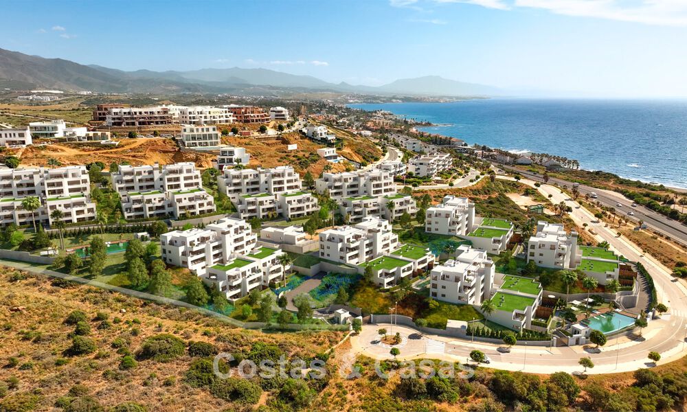 Apartamentos contemporáneos de lujo con vistas al mar en venta en un nuevo complejo entre Marbella y Sotogrande, Costa del Sol 796321