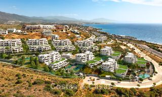 Apartamentos contemporáneos de lujo con vistas al mar en venta en un nuevo complejo entre Marbella y Sotogrande, Costa del Sol 796321 
