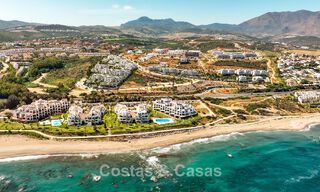 Apartamentos contemporáneos de lujo con vistas al mar en venta en un nuevo complejo entre Marbella y Sotogrande, Costa del Sol 796322 