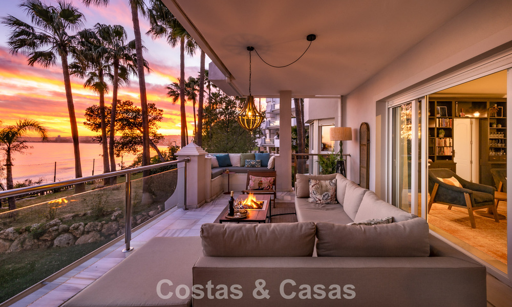 Exclusivo apartamento en primera línea de playa con vistas panorámicas al mar en venta en el centro de Estepona 795952